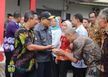 BERSALAMAN: Penjabat (Pj) Bupati Jepara, Edy Supriyanta (kedua kiri), saat pamitan dengan jajaran Organisasi Perangkat Daerah, Senin, 3 Februari 2025. (Kominfo Jepara/Lingkarjateng.id)