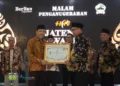 Edy Supriyanta Terima Penghargaan Tokoh Inspiratif Bidang Pemerintahan di Jateng 28 SIMBOLIS: Penjabat Bupati Jepara, Edy Supriyanta, menerima penghargaan HPN Jateng Award 2025 di Wisma Perdamaian, Semarang pada Jumat, 14 Februari 2025 malam. (Kominfo Jepara/Lingkarjateng.id)