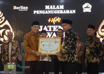 SIMBOLIS: Penjabat Bupati Jepara, Edy Supriyanta, menerima penghargaan HPN Jateng Award 2025 di Wisma Perdamaian, Semarang pada Jumat, 14 Februari 2025 malam. (Kominfo Jepara/Lingkarjateng.id)