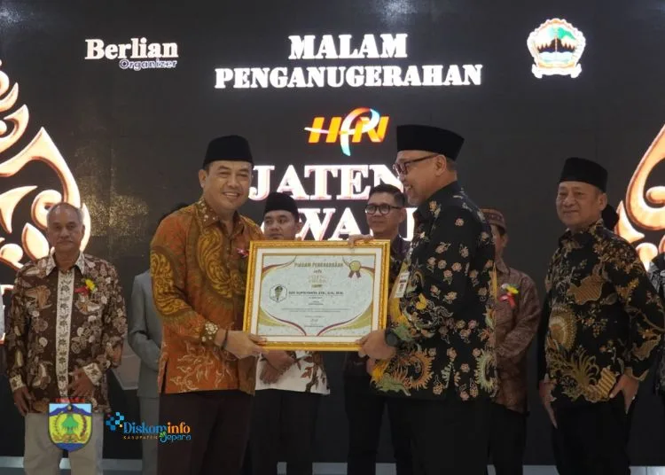 SIMBOLIS: Penjabat Bupati Jepara, Edy Supriyanta, menerima penghargaan HPN Jateng Award 2025 di Wisma Perdamaian, Semarang pada Jumat, 14 Februari 2025 malam. (Kominfo Jepara/Lingkarjateng.id)