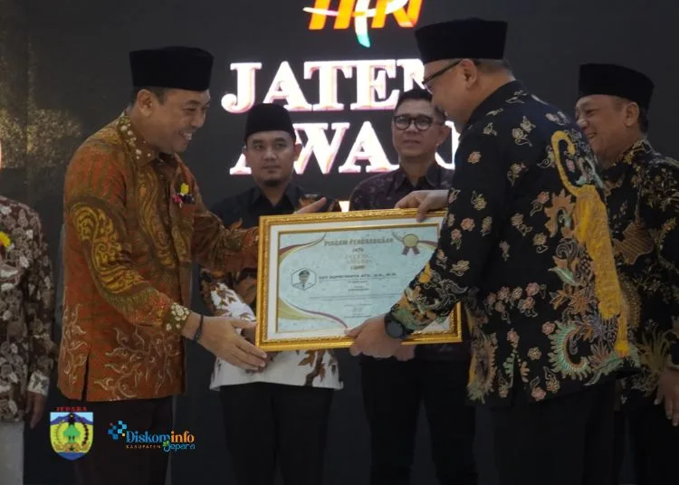 Edy Supriyanta Terima Penghargaan Tokoh Inspiratif Bidang Pemerintahan di Jateng1