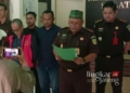 Kajari Salatiga, Sukamto, membacakan surat penetapan tersangka terhadap mantan Dirut Bank Salatiga dalam perkara dugaan korupsi pemberian fasilitas kredit di Kantor Kejari Salatiga pada Senin, 10 Februari 2025. (Angga Rosa/Lingkarjateng.id)