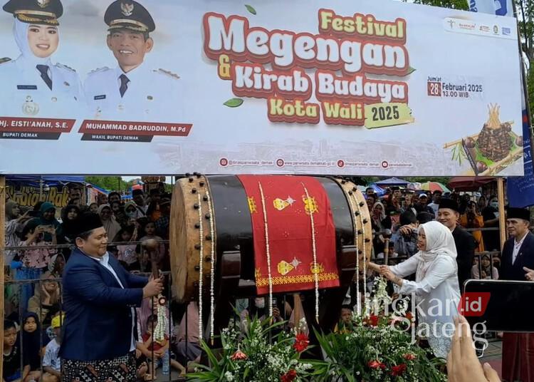Pemukulan bedug oleh Bupati Demak, Eisti'anah, sebagai tanda menyambut datangnya bulan suci Ramadhan dalam Festival Megengan di Alun-alun Kabupaten Demak pada Jumat, 28 Februari 2025. (M. Burhanuddin Aslam/Lingkarjateng.id)