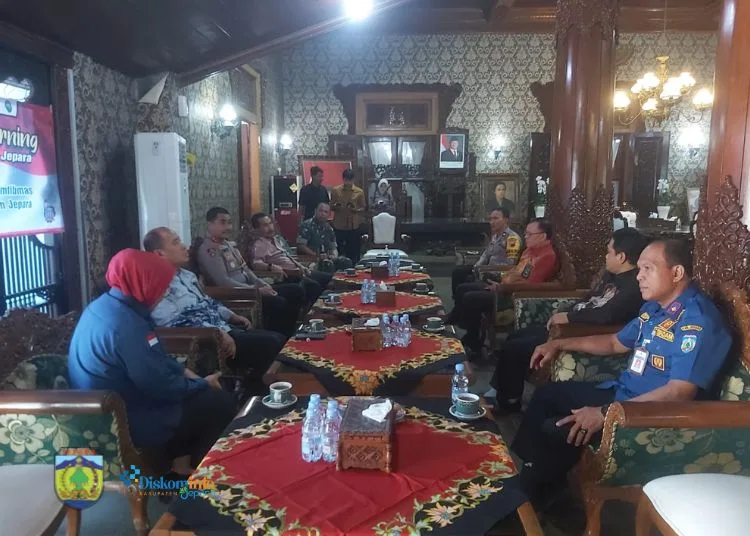 Forkopimda Jepara Perkuat Sinergisitas Antarlembaga Lewat Coffee Morning 25 DISKUSI: Forum Koordinasi Pimpinan Daerah (Forkopimda) Kabupaten Jepara menggelar Coffee Morning di Ruang Pringgitan Pendopo Kartini Jepara, Kamis, 13 Februari 2025. (Tomi Budianto/Lingkarjateng.id)