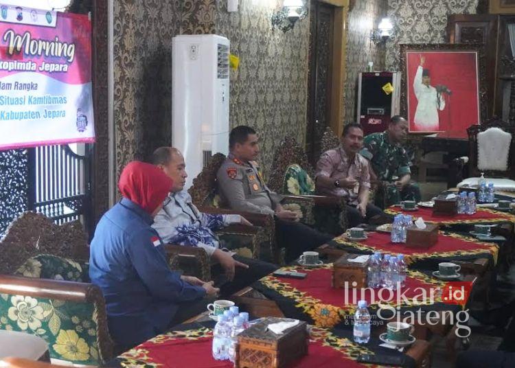 DISKUSI: Forum Koordinasi Pimpinan Daerah (Forkopimda) Kabupaten Jepara menggelar Coffee Morning di Ruang Pringgitan Pendopo Kartini Jepara, Kamis, 13 Februari 2025. (Tomi Budianto/Lingkarjateng.id)