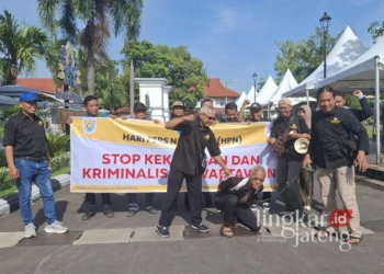 Sejumlah wartawan yang tergabung dalam Forum Wartawan Kendal menyerukan aksi teatrikal stop kekerasan dan kriminalisasi terhadap wartawan di depan Kantor Bupati Kendal, Jumat, 14 Februari 2025. (Dok. Pribadi/Lingkarjateng.id)