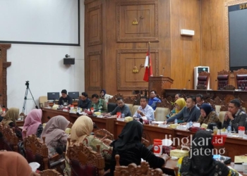 Forum Guru Honorer dan Tenaga Pendidikan Kabupaten Pati menyampaikan keluh kesahnya ke Dewan Perwakilan Rakyat Daerah (DPRD) dalam audiensi yang berlangsung pada Kamis, 6 Februari 2025. (Setyo Nugroho/Lingkarjateng.id)