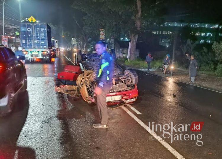 TERGULING: Mobil Toyota Corolla Nopol B 1013 NBG rusak parah setelah mengalami kecelakaan di Jalan Soekarno Hatta turut Cebongan, Kecamatan Argomulyo, Salatiga pada Selasa, 25 Februari 2025 malam. (Polres Salatiga/Lingkarjateng.id)