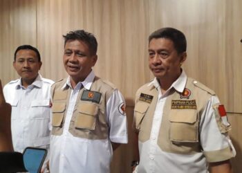 Sekretaris DPD Gerindra Jateng, Heri Pudyatmoko (Tengah), Sekretaris Jenderal PP Satria Yoni Agung Triharto (Kanan), saat diwawancara awak media di Oak Tree Emerald Hotel & Conventions Semarang, Jumat, 21 Februari 2025. (Syahril Muadz/Lingkarjateng.id)