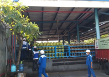 ILUSTRASI : Salah satu stasiun pengisian bulk elpiji siap (SPBE) menyalurkan LPG 3 kilogram ke sejumlah agen di Denpasar, Bali. (ANTARA/Lingkarjateng.id)