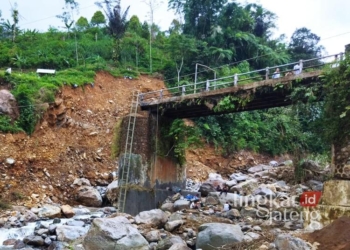 Kondisi Jembatan Tembelan di Kecamatan Petungkriyono, Kabupaten Pekalongan, yang tengah diperbaiki, Kamis, 13 Februari 2025. (Fahri Akbar/Lingkarjateng.id)