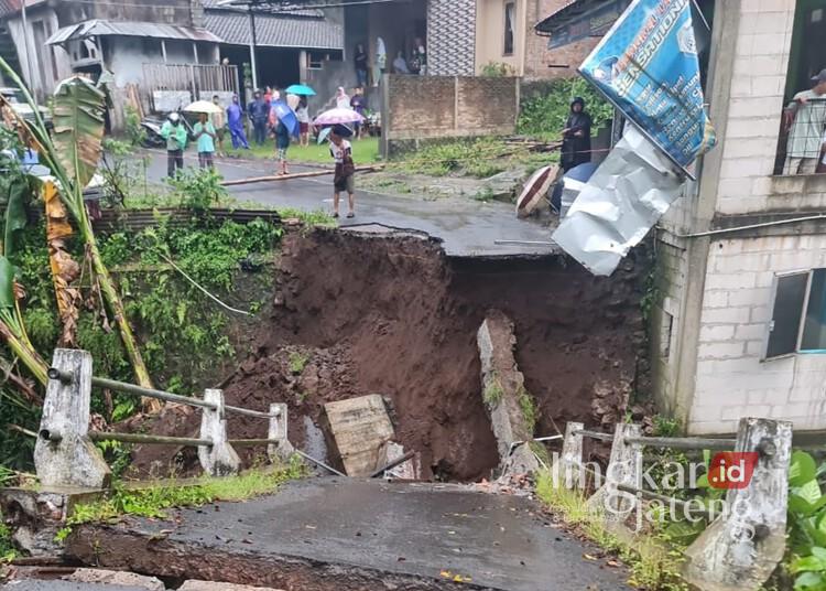 Jembatan di Jalan Salak, Banyu Putih Barat, Sidorejo Lor, Kecamatan Sidorejo, Kota Salatiga, ambrol akibat diguyur hujan deras pada Kamis, 20 Februari 2025. (Dok. BPBD Kota Salatiga/Lingkarjateng.id)