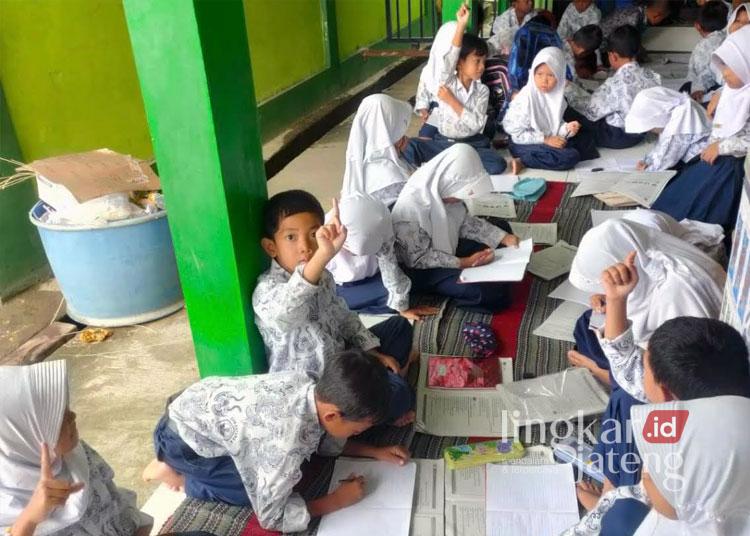 Kagiatan belajar mengajar siswa di SD N 4 Sayung diluar ruangan (M. BURHAN - LINGKAR)