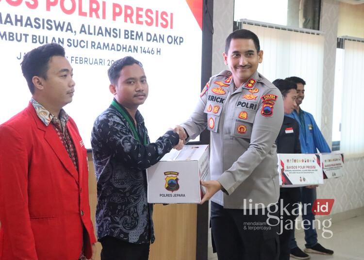 Baksos Polri Presisi, Polres Jepara Bagikan Ratusan Paket Sembako Jelang Ramadhan 25 Kapolres Jepara, AKBP Erick Budi Santoso, saat memberikan paket sembako Baksos Polri Presisi secara simbolis kepada perwakilan mahasiswa di Mapolres Jepara pada Kamis, 27 Februari 2025. (Dok. Polres Jepara/Lingkarjateng.id)