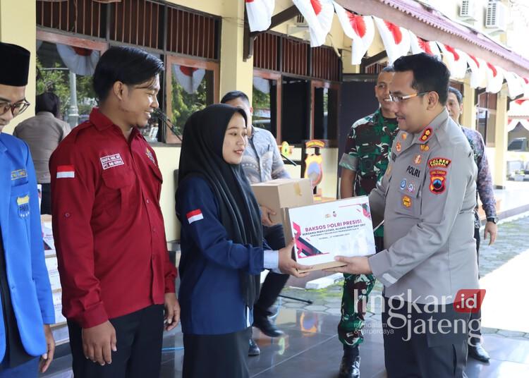 Kapolres Kendal, AKBP Feria Kurniawan, secara simbolis menyerahkan paket sembako kepada perwakilan mahasiswa dalam kegiatan Baksos Presisi yang digelar di Aula Tribrata Polres kendal pada Kamis, 27 Februari 2025. (Dok. Polres Kendal/Lingkarjateng.id)