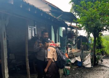 Adik AAP remaja yang viral karena mencuri pisang di Pati saat bersalaman dengan Kapolsek Tlogowungu, AKP Mujahid, baru-baru ini. (Setyo Nugroho/Lingkarjateng.id)