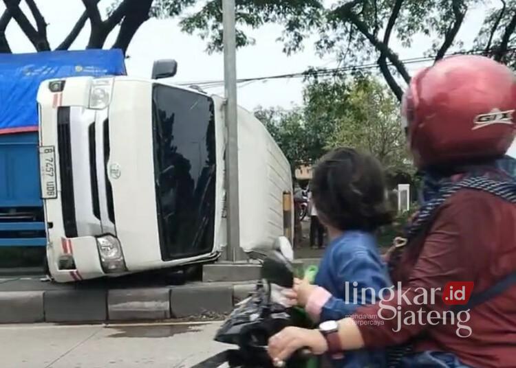 Kendaraan minibus terguling dalam insiden kecelakaan beruntun di Jalan Pantura Demak-Kudus pada Rabu, 26 Februari 2025. (Dok. Pribadi/Lingkarjateng.id)