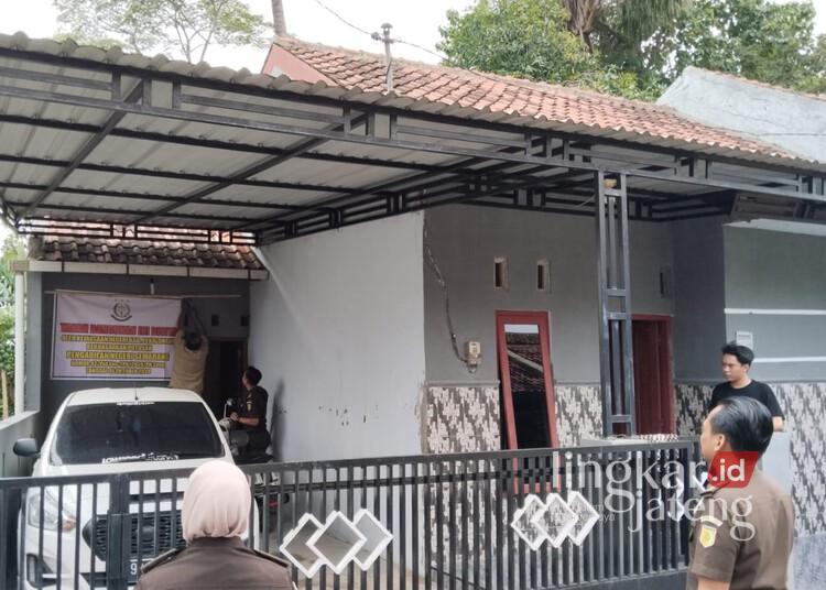 Tim Kejari Kabupaten Pekalongan saat menyita rumah Kades Coprayan di Kecamatan Buaran yang menjadi terpidana kasus korupsi dana desa pada Senin, 17 Februari 2025. (Fahri Akbar/Lingkarjateng.id)