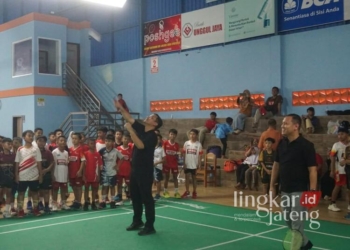 Wali Kota Pekalongan HA Afzan Arslan Djunaid bersama Ketua DPRD Kota Pekalongan M. Azmi Basyir membuka Kejuaraan Badminton Ketua DPRD Cup 2025 di GOR Unggul Jaya pada Selasa, 11 Februari 2025. (Fahri Akbar/Lingkarjateng.id)