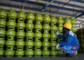 MENGECEK: Petugas PT Pertamina Patra Niaga Jatimbalinus pastikan pasokan LPG subsidi 3 kilogram aman dalam hadapi penyesuaian HET. (Antara/Lingkarjateng.id)