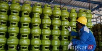 MENGECEK: Petugas PT Pertamina Patra Niaga Jatimbalinus pastikan pasokan LPG subsidi 3 kilogram aman dalam hadapi penyesuaian HET. (Antara/Lingkarjateng.id)