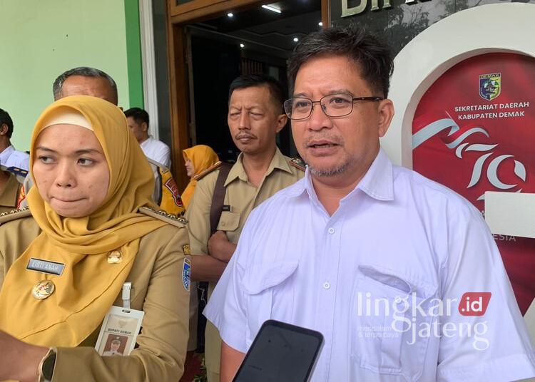 Kepala BBWS Pemali Juana, Fikri Abdurrochman (kanan), didampingi Bupati Demak, Eisti'anah (kiri), memberikan keterangan usai kegiatan di Gedung Grhadika Bina Praja, Demak, pada Selasa, 11 Februari 2025. (M. Burhanuddin Aslam/Lingkarjateng.id)