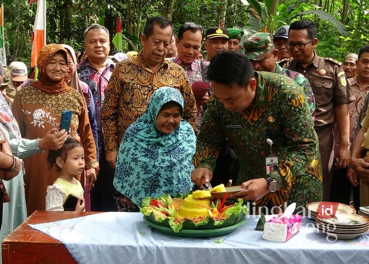 Ketua DPRD Kabupaten Pekalongan, Abdul Munir, saat menghadiri pembukaan TMMD Sengkuyung I tahun 2025 di Desa Kalirejo, Kecamatan Talun, Kabupaten Pekalonga, pada Rabu, 19 Februari 2025. (Fahri Akbar/Lingkarjateng.id)