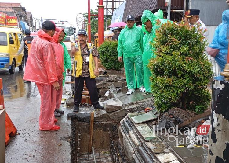 DPRD Kabupaten Semarang Minta Penataan Jalan Jenderal Sudirman Rampung Sebelum Leberan 25 Komisi C DPRD Kabupaten Semarang saat melakukan inspeksi mendadak (sidak) di Jalan Jenderal Sudirman, Kecamatan Ambarawa, pada Selasa, 25 Februari 2025. (Dok. DPRD Kabupaten Semarang/Lingkarjateng.id)
