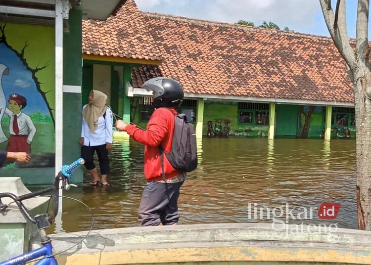 Kondisi depan kelas SDN 4 Sayung yang tergenang banjir