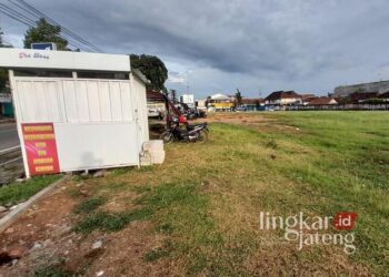 Lokasi lahan eks Pasar Blora banyak ditempati pedagang kaki lima. (Eko Wicaksono/Lingkarjateng.id)