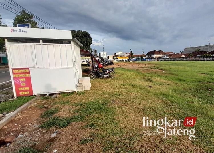 Lokasi lahan eks Pasar Blora banyak ditempati pedagang kaki lima. (Eko Wicaksono/Lingkarjateng.id)