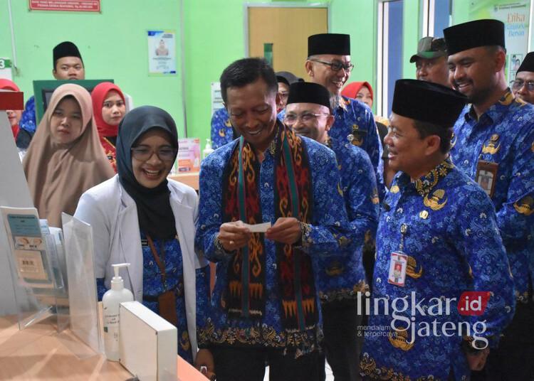 Sekda Demak Akhmad Sugiharto saat hadir mewakili Bupati Demak Eisti’anah dalam acara launching program PKG di Puskesmas Kebonagung pada Senin, 17 Februari 2025. (M. Burhanuddin Aslam/Lingkarjateng.id)