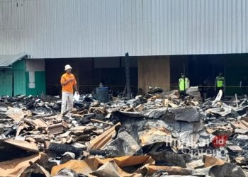 Petugas saat meninjau lokasi kebakaran di Pasar Induk Cepu, Kabupaten Blora. (Eko Wicaksono/Lingkarjateng.id)