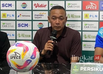 Mantan pelatih Persiku Kudus, Bonggo Pribadi. (Nisa Hafizhotus S./Lingkarjateng.id)