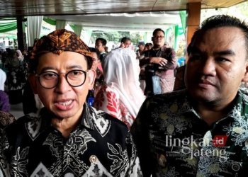 Menteri Kebudayaan RI, Fadli Zon, didampingi Bupati Blora, Arief Rohman, saat menghadiri pembukaan Festival Seabad Pramoedya Ananta Toer di Kabupaten Blora pada Kamis, 6 Februari 2025. (Eko Wicaksono/Lingkarjateng.id)
