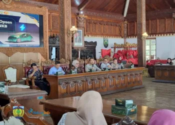 Opsen PKB dan BBNKB 2025 di Jepara ditargetkan Capai Rp104,8 Miliar 32 DISKUSI: Sekretaris Daerah Kabupaten Jepara, Edy Sujatmiko (ketiga kanan), menyampaikan materi dalam Diskusi Panel Opsen PKB, Opsen BBNKB, PBB P2, dan PBJT yang berlangsung di Pendopo R.A. Kartini Jepara, pada Selasa, 18 Februari 2025. (Tomi Budianto/Lingkarjateng.id)