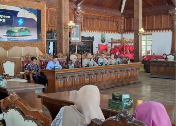 DISKUSI: Sekretaris Daerah Kabupaten Jepara, Edy Sujatmiko (ketiga kanan), menyampaikan materi dalam Diskusi Panel Opsen PKB, Opsen BBNKB, PBB P2, dan PBJT yang berlangsung di Pendopo R.A. Kartini Jepara, pada Selasa, 18 Februari 2025. (Tomi Budianto/Lingkarjateng.id)