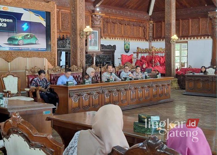 DISKUSI: Sekretaris Daerah Kabupaten Jepara, Edy Sujatmiko (ketiga kanan), menyampaikan materi dalam Diskusi Panel Opsen PKB, Opsen BBNKB, PBB P2, dan PBJT yang berlangsung di Pendopo R.A. Kartini Jepara, pada Selasa, 18 Februari 2025. (Tomi Budianto/Lingkarjateng.id)