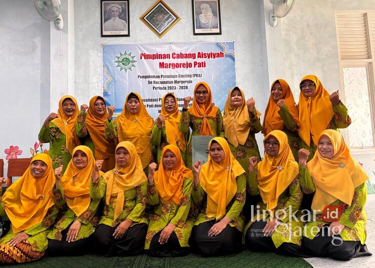 Pengurus Pimpinan Cabang Aisyiyah (PCA) Margorejo Kabupaten Pati berfoto bersama usai pengukuhan tiga pimpinan ranting periode 2023-2028 di Aula TK ABA Sekarkurung, Margorejo, Pati, pada Sabtu, 15 Februari 2025. (Nailin RA/Lingkarjateng.id)