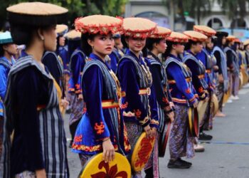 Pakaian adat khas Kabupaten Kudus. (Mohammad Fahtur Rohman/Lingkarjateng.id)