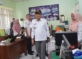 Penjabat Bupati Jepara, Edy Supriyanta, saat mengunjungi salah satu kantor Organisasi Perangkat Daerah (OPD) untuk berpamitan jelang purna tugas pada Rabu, 5 Februari 2025. (Kominfo Jepara/Lingkarjateng.id)