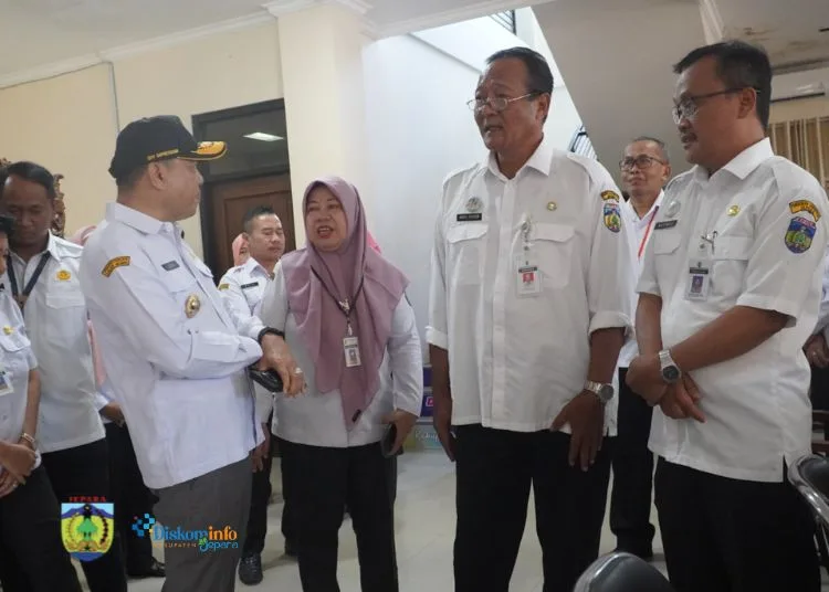 Pamitan Jelang Purna Tugas, Pj Bupati Jepara Safari ke Kantor OPD 25 Penjabat Bupati Jepara, Edy Supriyanta, saat mengunjungi salah satu kantor Organisasi Perangkat Daerah (OPD) untuk berpamitan jelang purna tugas pada Rabu, 5 Februari 2025. (Kominfo Jepara/Lingkarjateng.id)