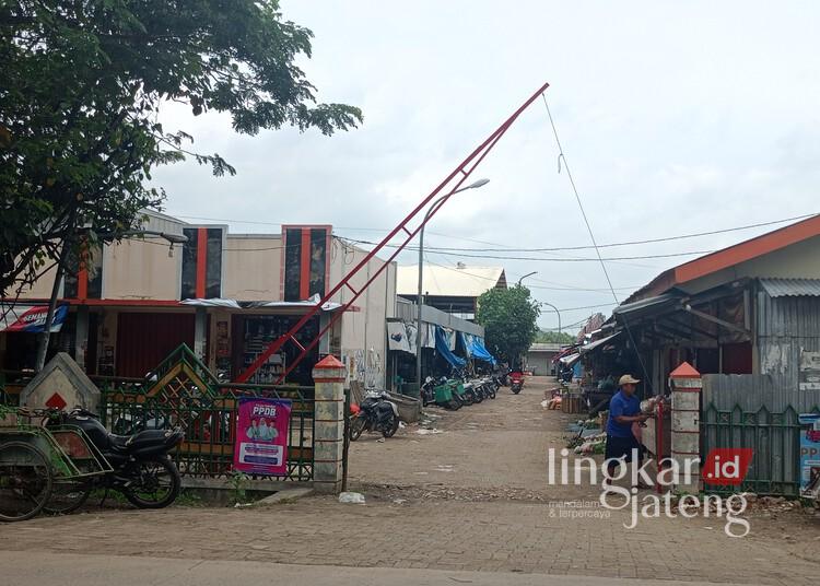 Pintu masuk Pasar Wulung di Kecamatan Randublatung, Kabupaten Blora, yang dipasang portal untuk penarikan uang parkir, Senin, 3 Februari 2025. (Hanafi/Lingkarjateng.id)