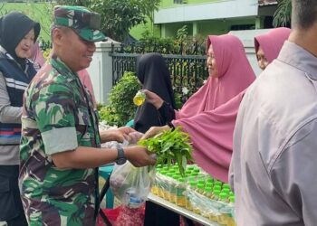 Warga mengantre untuk mendapat paket bahan makanan gratis dari Pasar Rakyat yang digelar Masjid Djauharotul Imamah, Kelurahan Pati Lor, Kecamatan/Kabupaten Pati, pada Minggu, 23 Februari 2025. (Ika Tamara Dewi/Lingkarjateng.id)