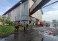 Proses pemadaman api di Gudang PT LPI, Desa Pakis RT 5/RW 2, Kecamatan Tayu, Kabupaten Pati, Jumat, 14 Februari 2025. (Dok. Damkar Pati/Lingkarjateng.id)