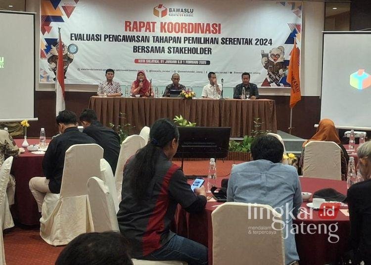 RAPAT: Rapat Koordinasi evaluasi pengawasan tahapan Pemilu Serentak 2024 bersama stakeholder di Kabupaten Kendal, Jumat, 31 Desember 2024. (Unggul Priambodo/Lingkarjateng.id)