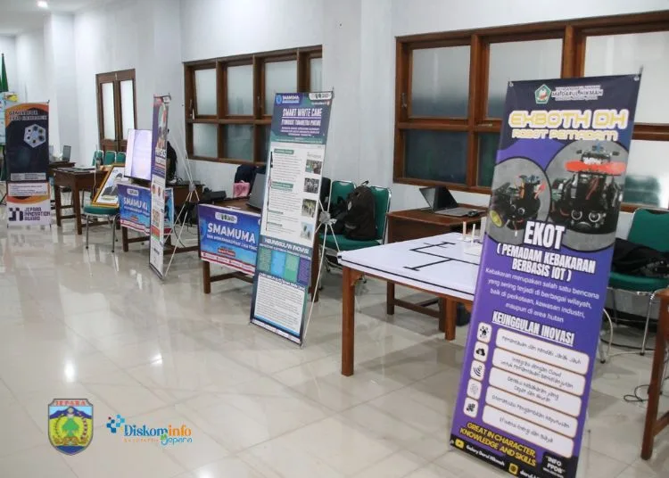 Pemkab Jepara Libatkan Pelajar dalam Pembangunan Daerah Lewat JIA 25 PAMERAN: Tampak beberapa booth pameran karya siswa SMA yang mengikuti Jepara Innovation Award di Ruang Galeri Saintek Unisnu, Selasa, 18 Februari 2025. (Tomi Budianto/Lingkarjateng.id)