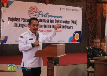 Sekretaris Daerah (Sekda) Kabupaten Jepara, Edy Sujatmiko, menyampaikan sambutan dalam pertemuan Pejabat Pengelola Informasi dan Dokumentasi (PPID) di lingkungan Pemerintah Kabupaten Jepara, di Aula Sultan Hadlirin Gedung OPD Bersama, pada Rabu, 12 Februari 2025. (Tomi Budianto/Lingkarjateng.id)