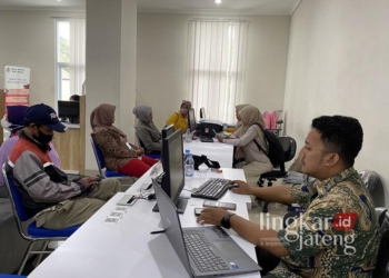 Sejumlah pelaku usaha saat mengurus NIB di Mal Pelayanan Publik Kudus, Selasa, 4 Februari 2025. (Nisa Hafizhotus S./Lingkarjateng.id)