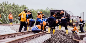 Petugas PT KAI terus berupaya memulihkan jalur kereta api terdampak banjir di Kabupaten Grobogan, Jawa Tengah. (ANTARA/Lingkarjateng.id)